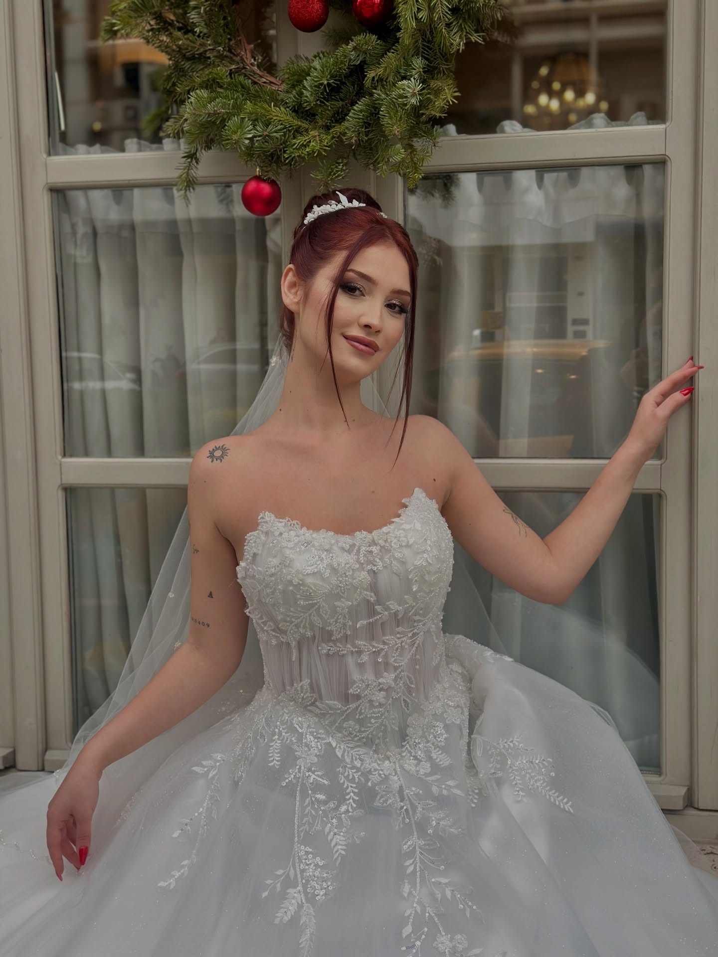 Yakın plan straplez dantel işlemeli prenses gelinlik modeli, romantik ve ışıltılı gelin tarzı