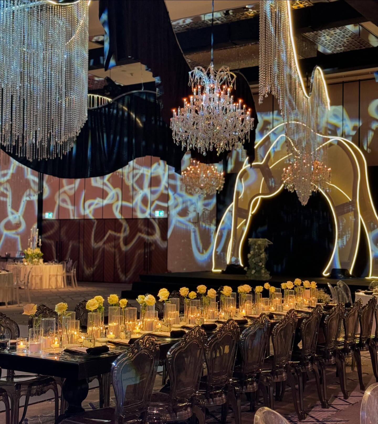 Modern ve sade masa düzeniyle özel davet organizasyonu