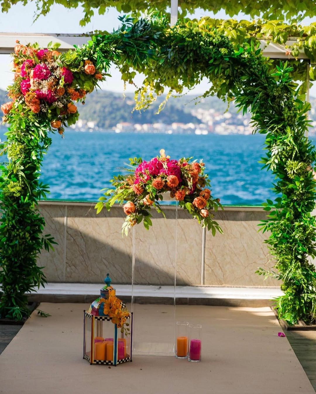 Deniz kenarı düğün alanı masa düzeni