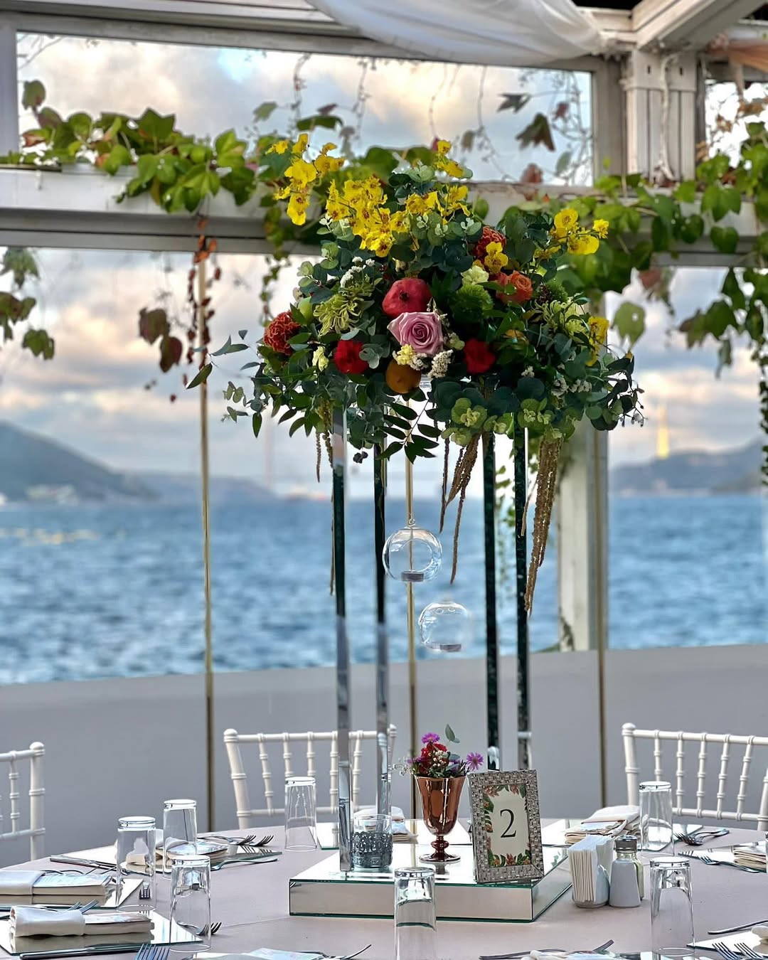 Doğal çiçeklerle süslenmiş nikah kemeri Paella Davet