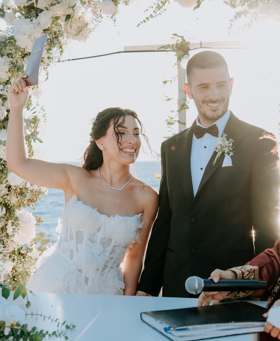 Straplez çiçek dokulu gelinlik ile nikah masasında mutluluk anı, üst beden detay görünümü