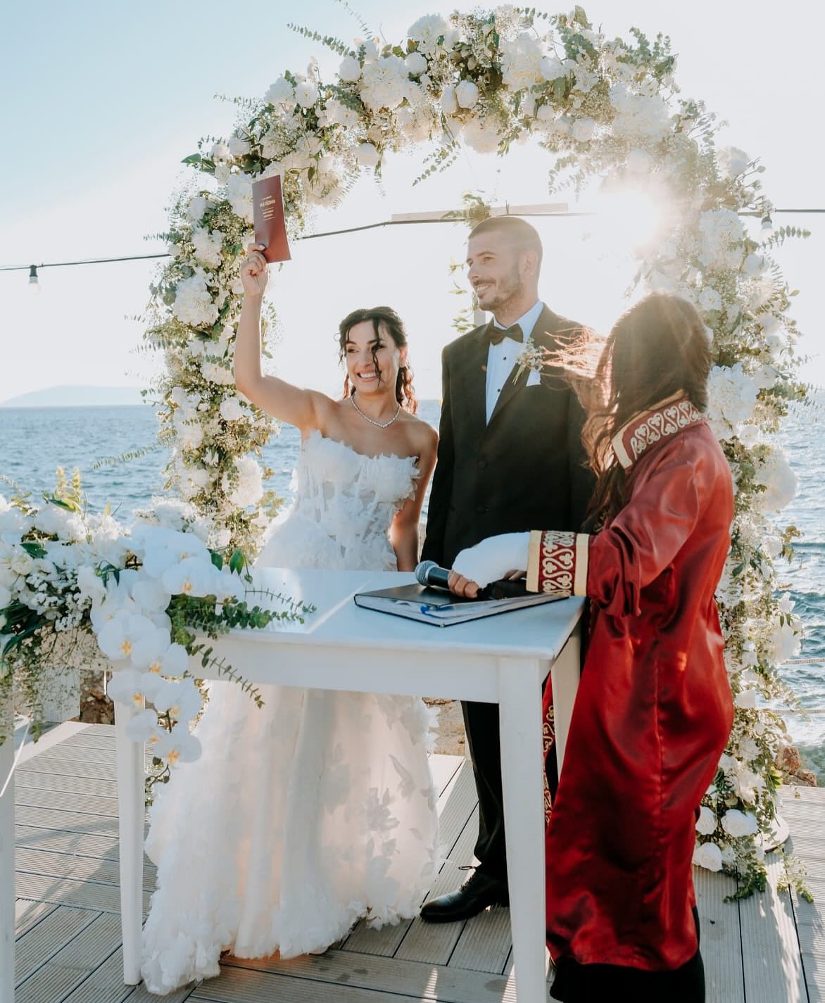 Gün batımında nikah masasında straplez gelinlik ile doğal ve romantik kare