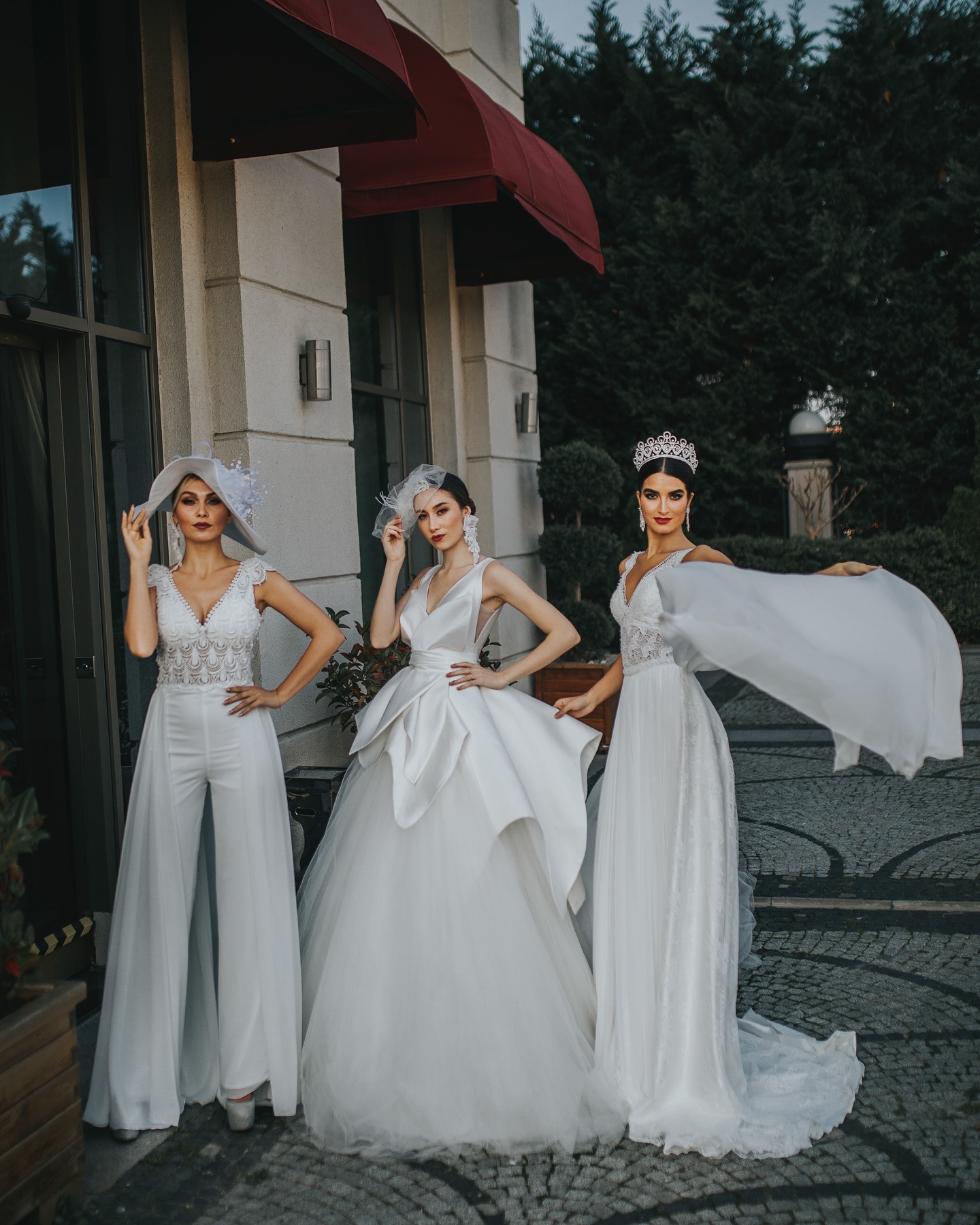 Pınar Bent Gelinlik tarafından tasarlanan A kesim saten gelinlik, modern ve zarif siluetiyle şehir düğünleri için şık bir seçenek.