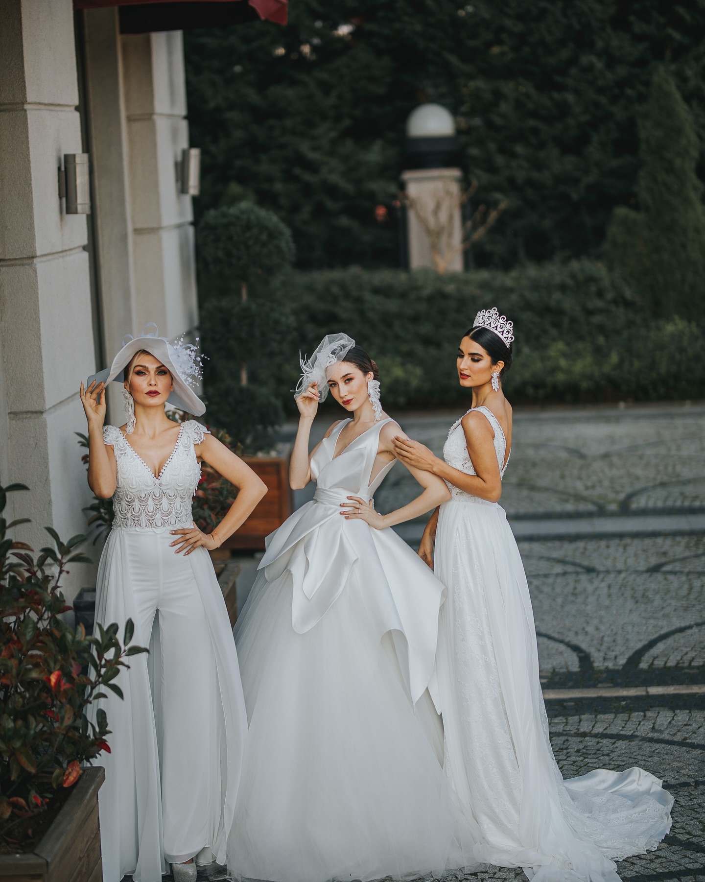 V yaka kesimi ve belden oturan formuyla Pınar Bent Gelinlik A kesim gelinlik modeli, feminen ve dengeli bir duruş sunuyor.