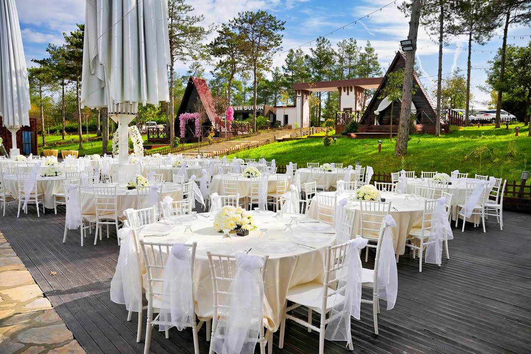 “Ahşap zeminli bahçe düğünü masa düzeni – Poi Boğaz Bahçe”