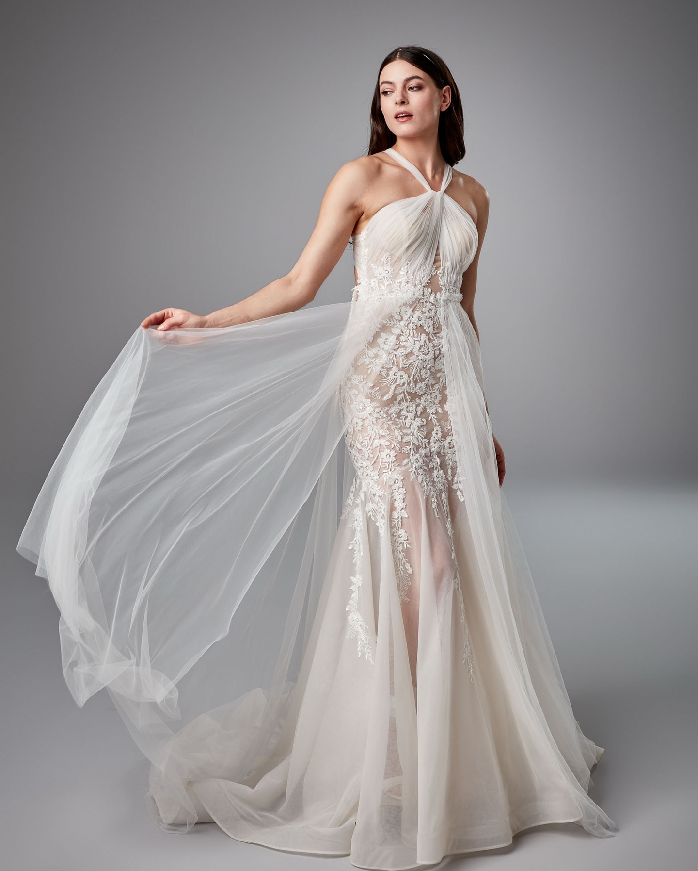 Helen silüet, boyundan bağlamalı, dantel ve tül detaylı Relactive Bridal gelinlik – ön görünüm