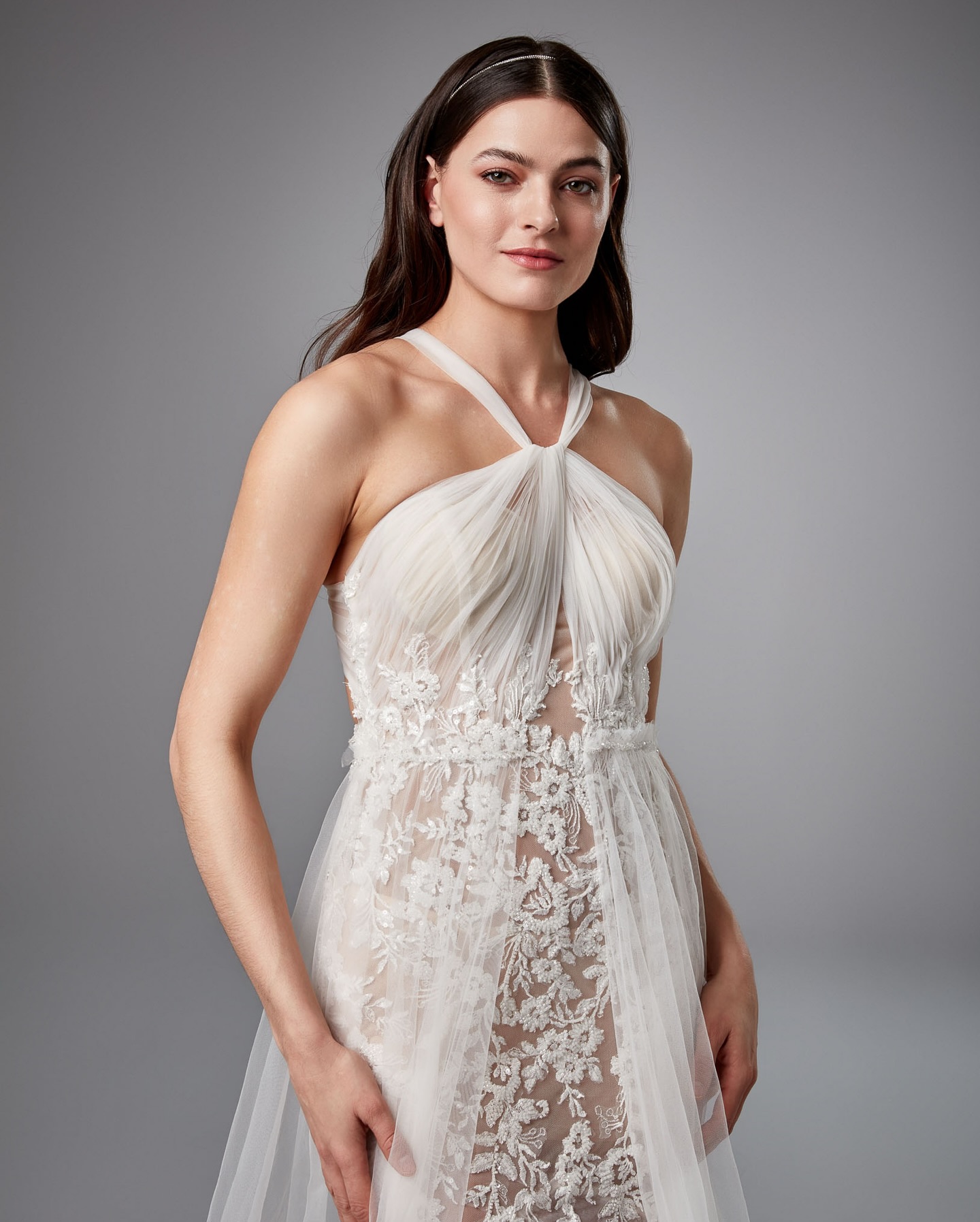 Transparan bel detaylı, romantik dantel işlemeli Relactive Bridal gelinlik – yakın plan