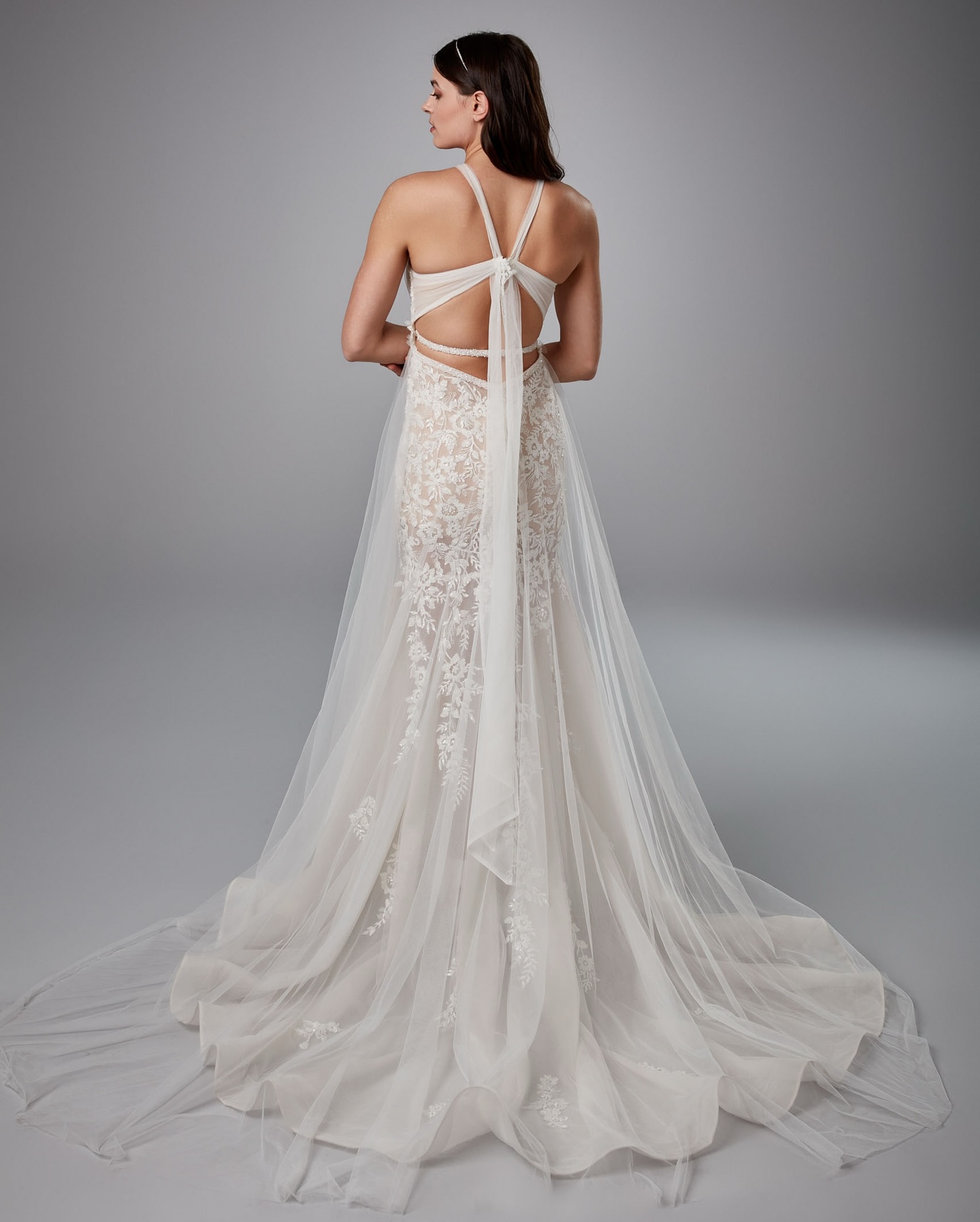 Sırt dekolteli, bağlamalı helen gelinlik tasarımı – Relactive Bridal arka görünüm