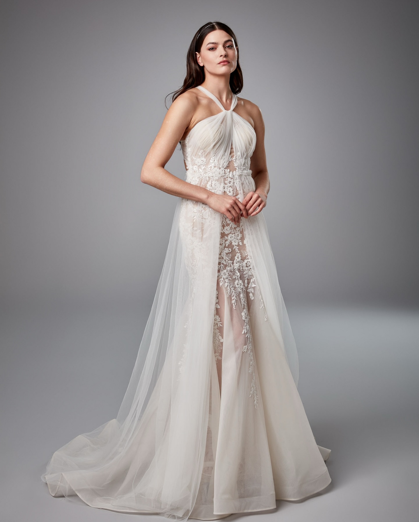 Doğal dalgalı saçla tamamlanan helen gelinlik stili – Relactive Bridal