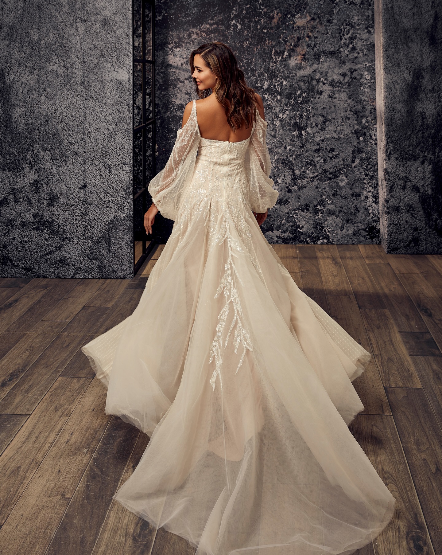 Düşük omuz balon tül kollu A kesim ışıltılı işlemeli gelinlik arkadan görünüm