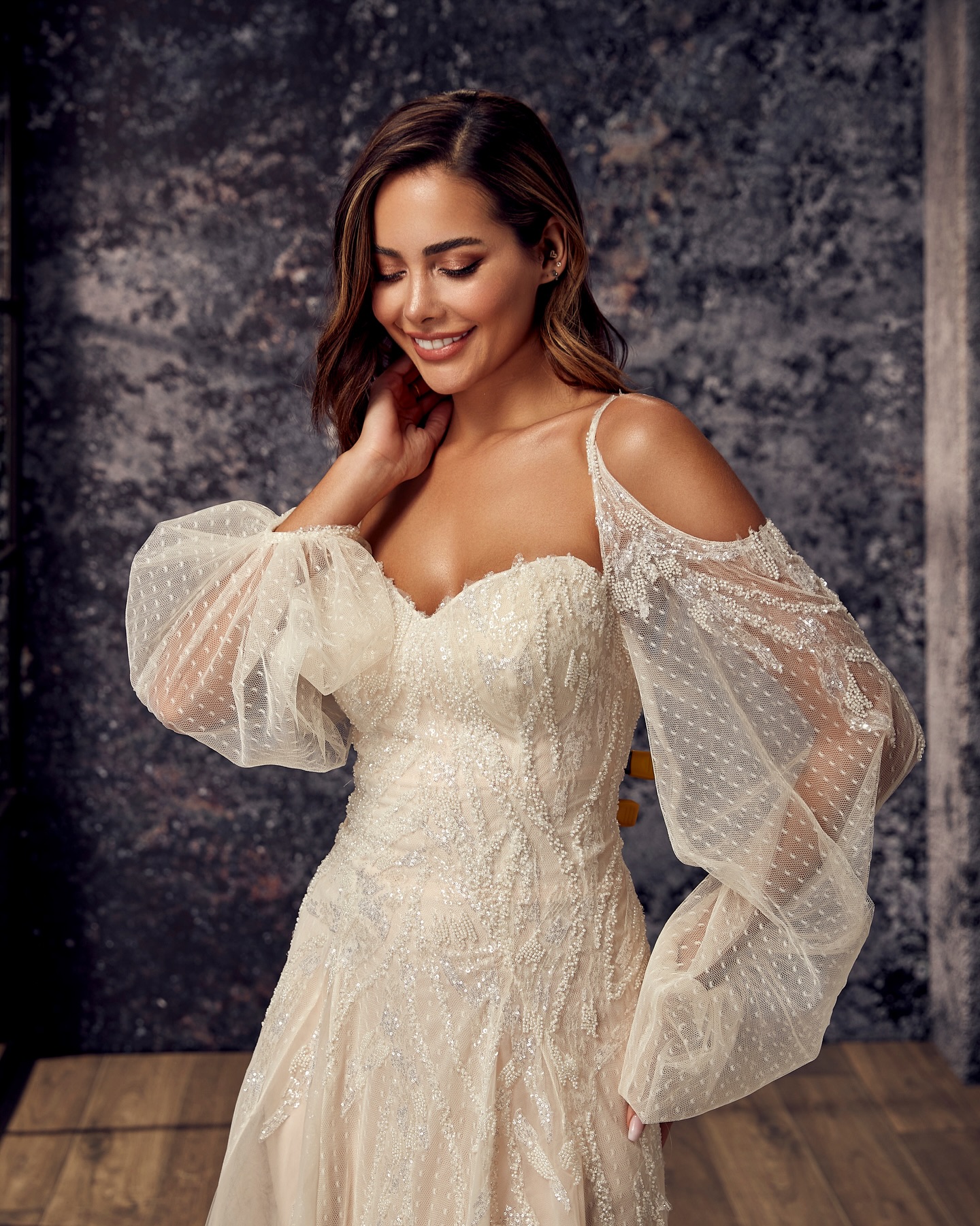 Romantik A kesim gelinlik yakın plan, puantiyeli tül balon kol ve ışıltılı korsaj detayları