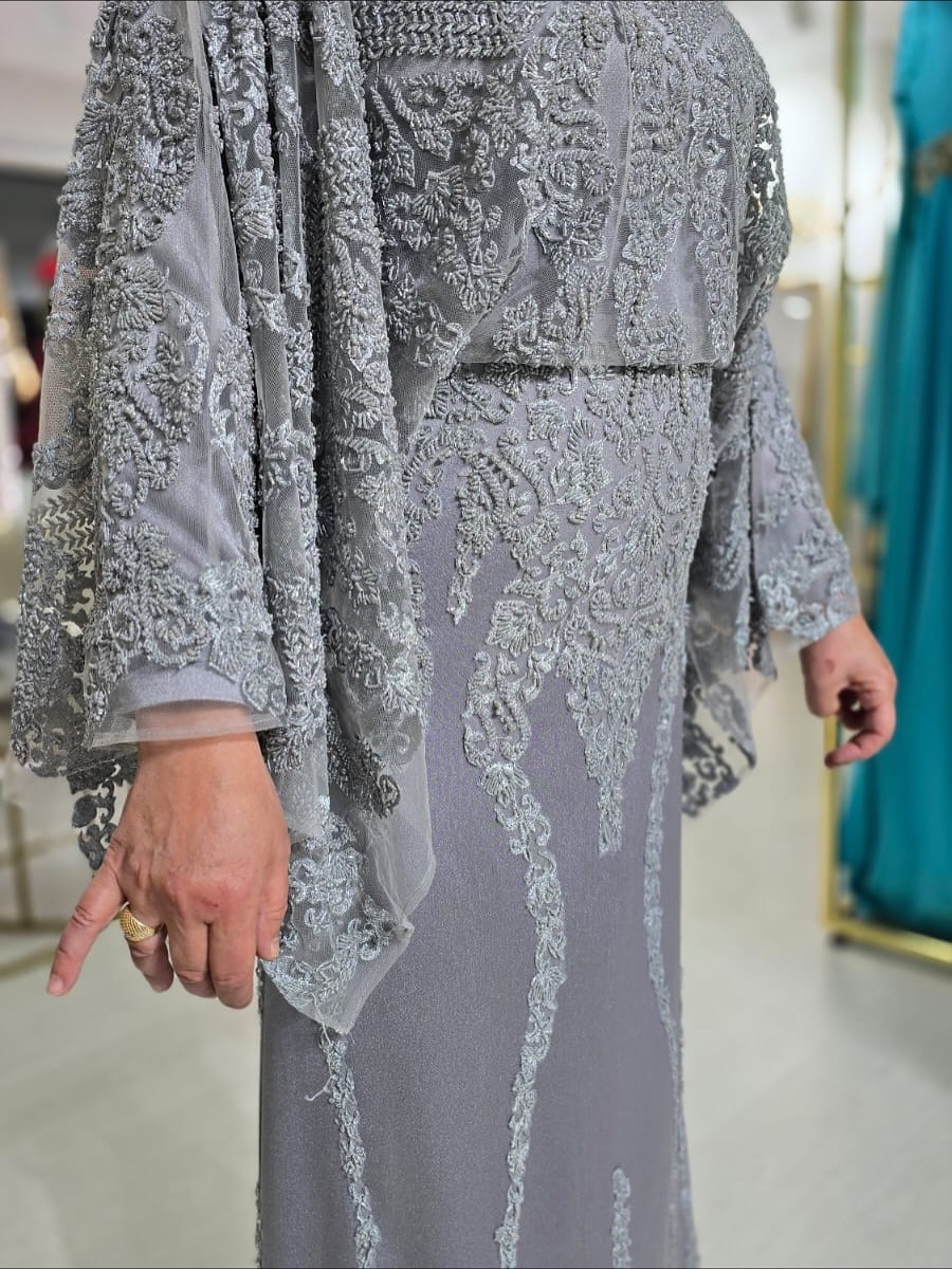 Gri dantel işlemeli şık abiye detay yakın plan
