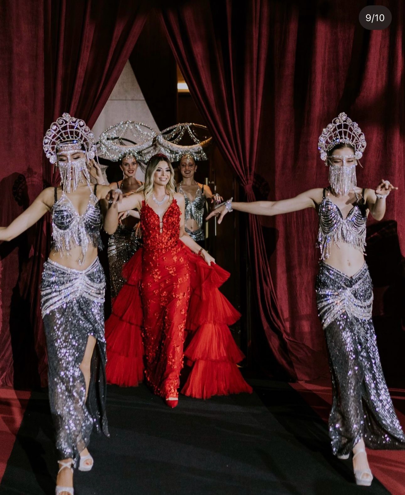 After party için kırmızı ışıltılı modern tulum tasarımı