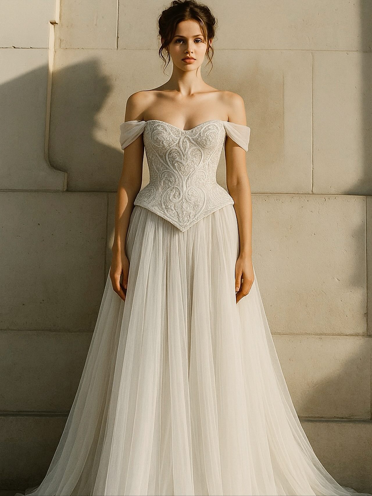 Düşük omuzlu, işlemeli korse ve uçuşan tül etek detaylı Sabriye Yetiş Global gelinlik – önden görünüm