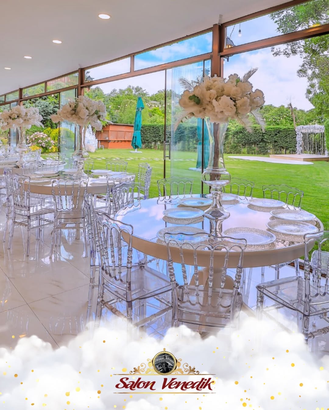 Salon Venedik masa düzeni beyaz sandalye konsepti