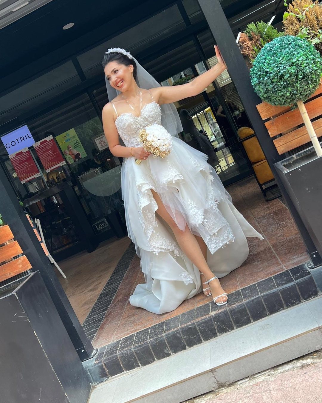 After party için kısa ön uzun arka gelinlik modeli