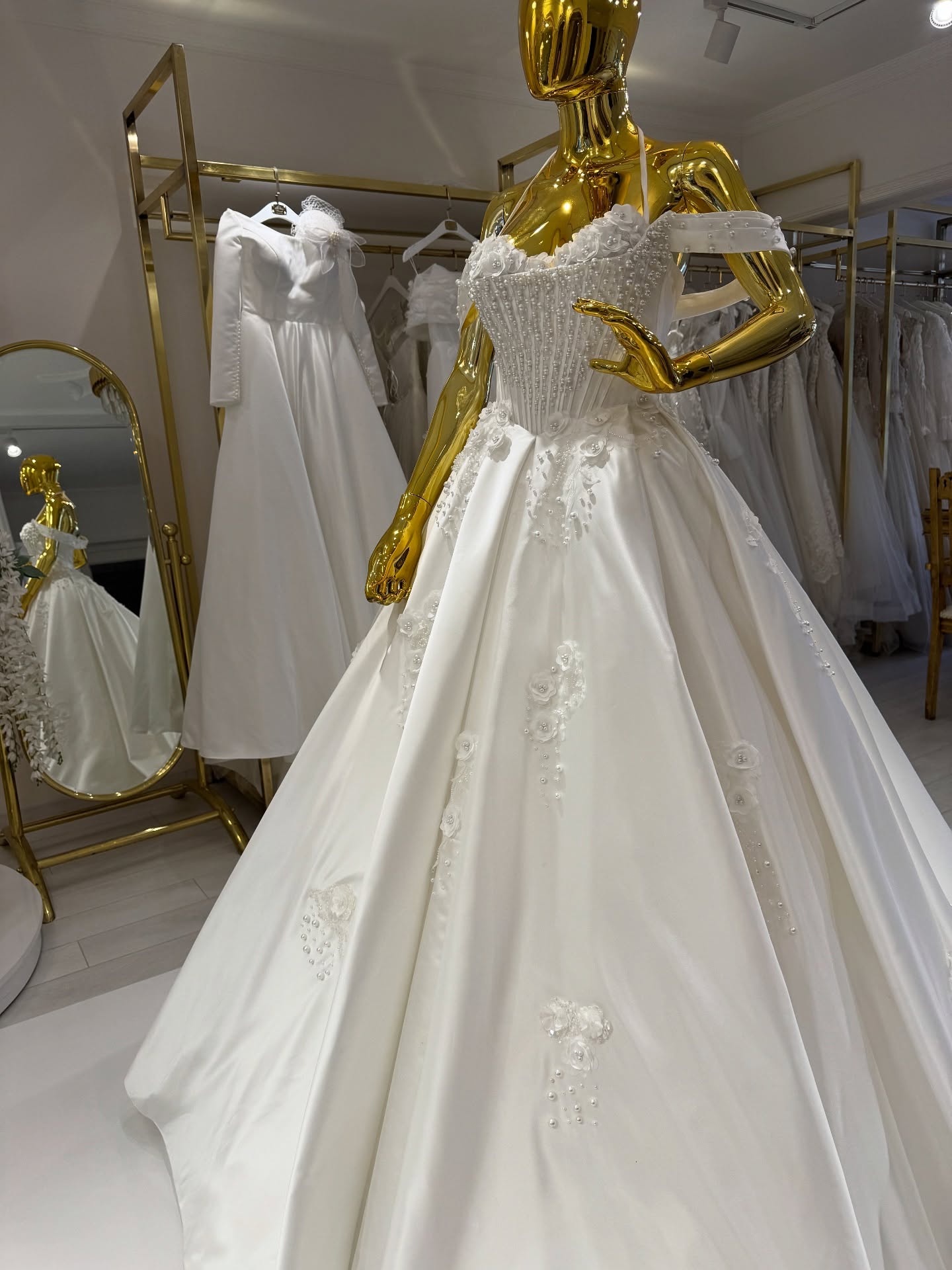 İnci ve dantel işlemeli korseli prenses gelinlik