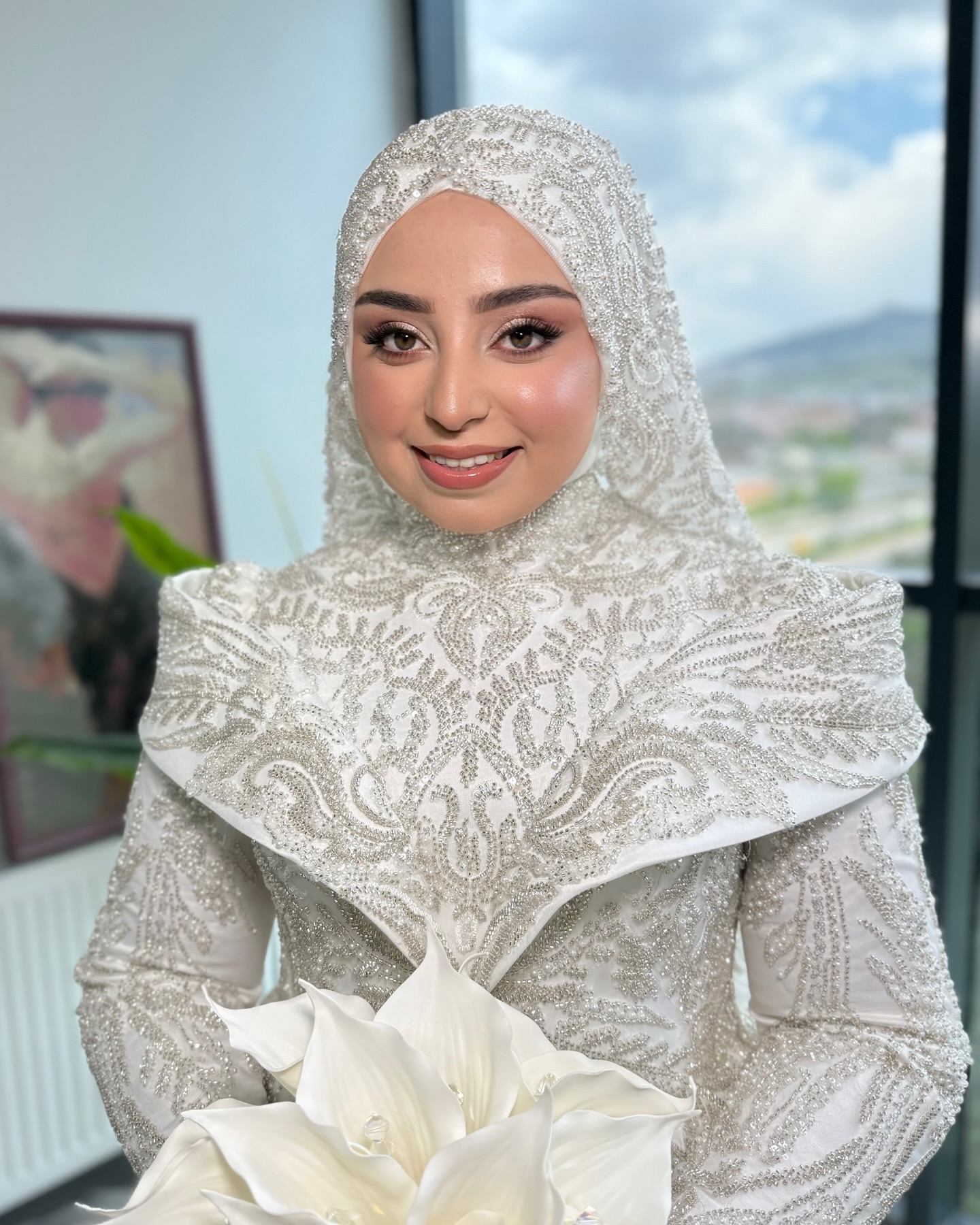 Heykelsi omuz detaylı yoğun işlemeli tesettür gelinlik gün ışığında portre