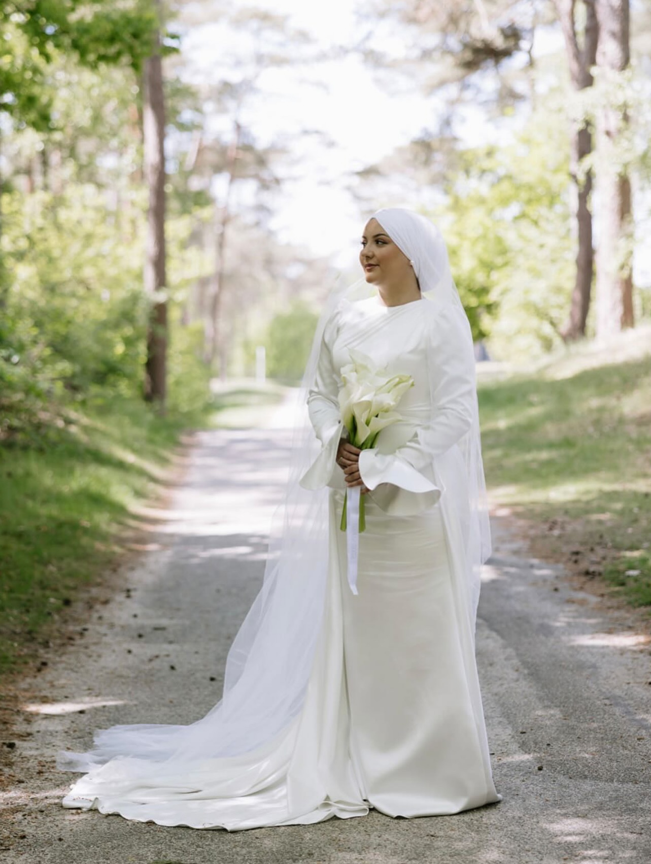 Tesettür sade gelinlik ve uzun duvak kombini – Ankara Çankaya tesettür gelinlik modeli