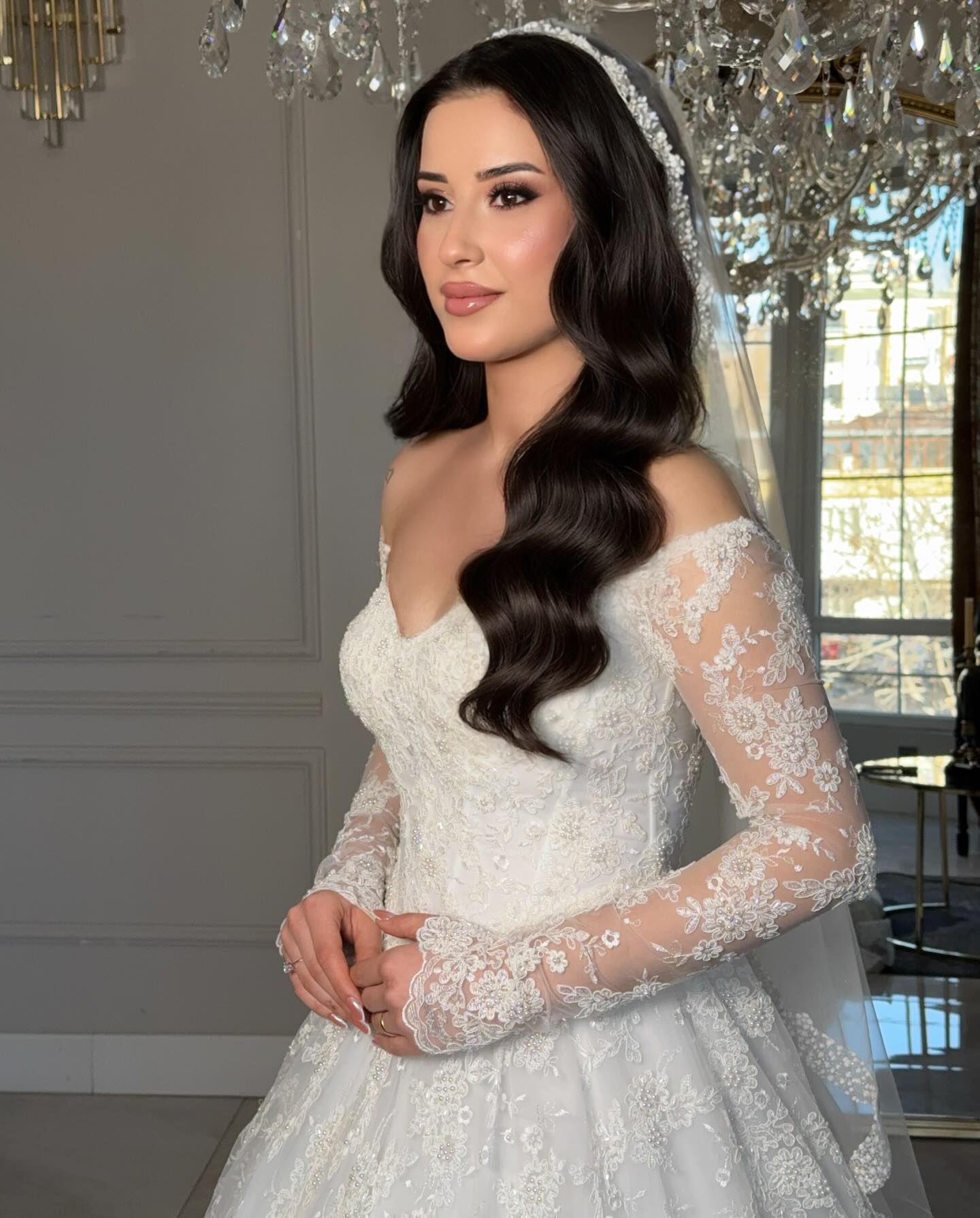 “Uzun duvaklı romantik dantel gelinlik silueti”