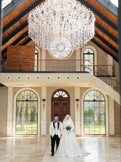 Süveyla Balasor Bridal imzalı dantel işlemeli, uzun kollu prenses siluet tesettür gelinlik yakın detay görünümü