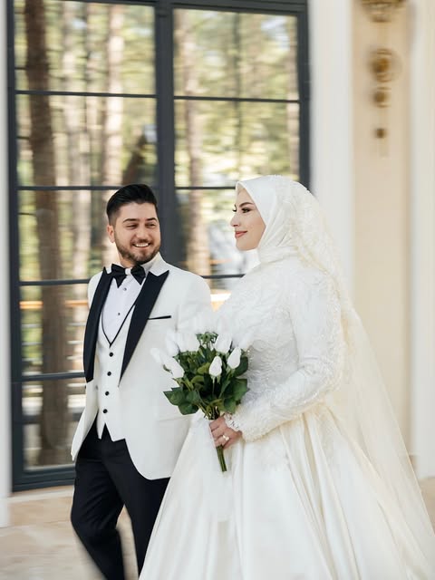 Süveyla Balasor Bridal prenses kesim tesettür gelinlik, zarif ve akışkan etek formuyla geniş açıdan görünüm