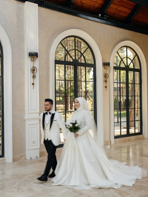 Süveyla Balasor Bridal prenses kesim gelinlik, sade etek ve detaylı üst beden tasarımıyla zarif duruş