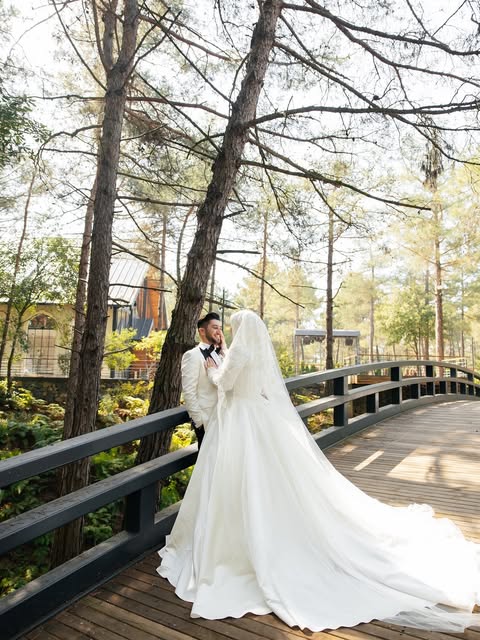 Süveyla Balasor Bridal tesettür gelinlik modeli, klasik ve romantik tarzı yansıtan geniş etek yapısı