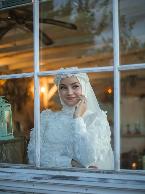 Doğal ışıkta çekilmiş romantik düğün günü çift fotoğrafı – İstanbul