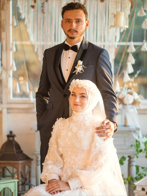 Gün batımında pencere önünde gelin portresi – sanatsal düğün fotoğrafçılığı