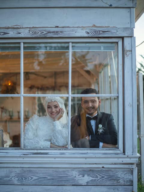 Pencere arkasından çekilmiş çift portresi – düğün hikayesi çekimi İstanbul