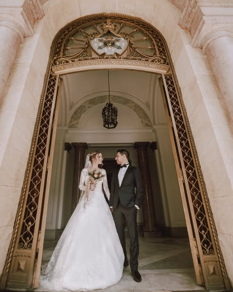 Merdivenli mekânda sinematik düğün fotoğrafı