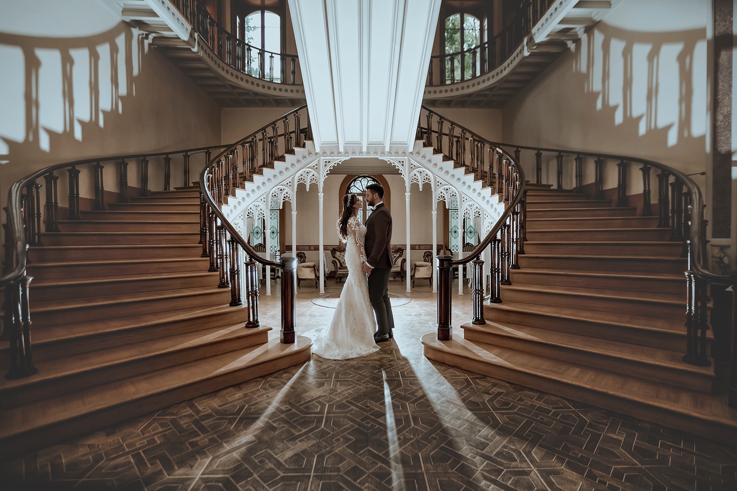 Doğal ışıkla çekilmiş dış mekân düğün fotoğrafı