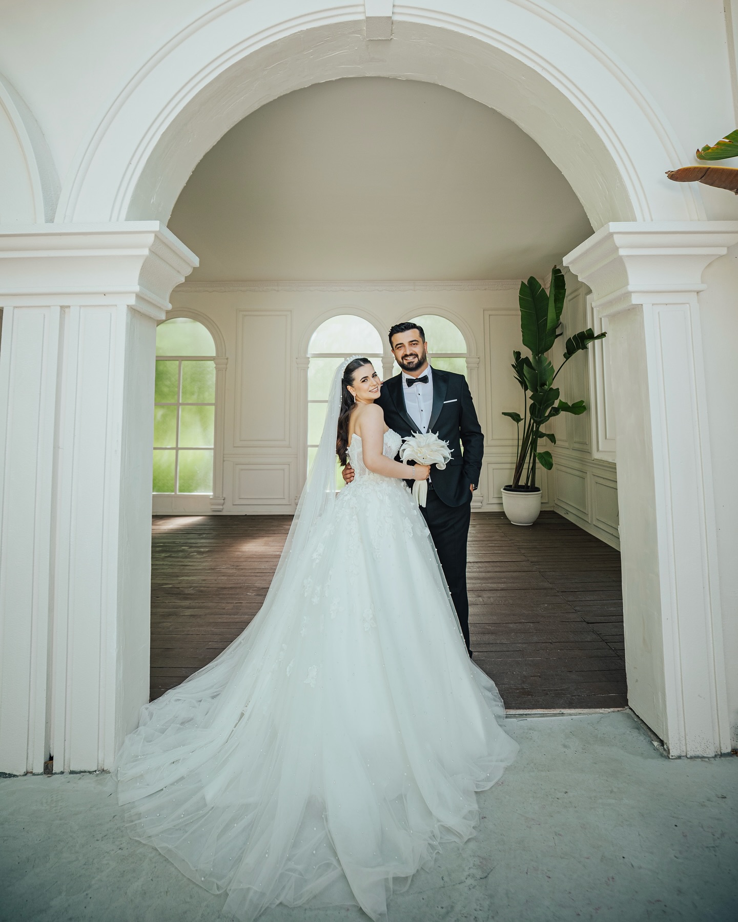 Uzun kollu işlemeli tesettür gelinlik modern tasarım