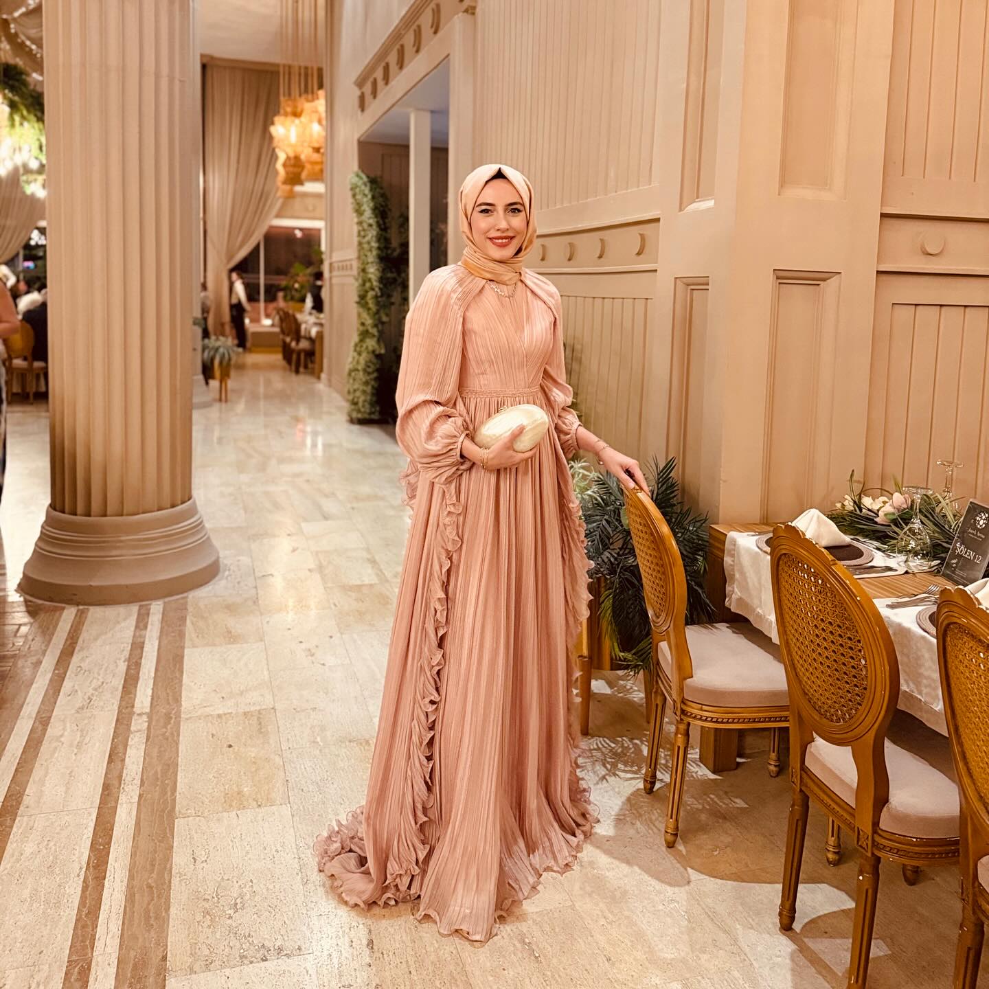 Nikâh için zarif pudra tonlarında pileli elbise