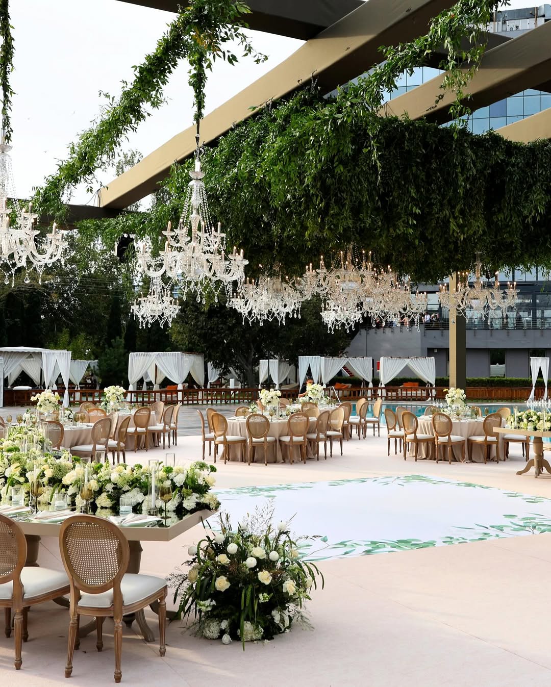 Kristal avizeli açık hava düğün organizasyonu