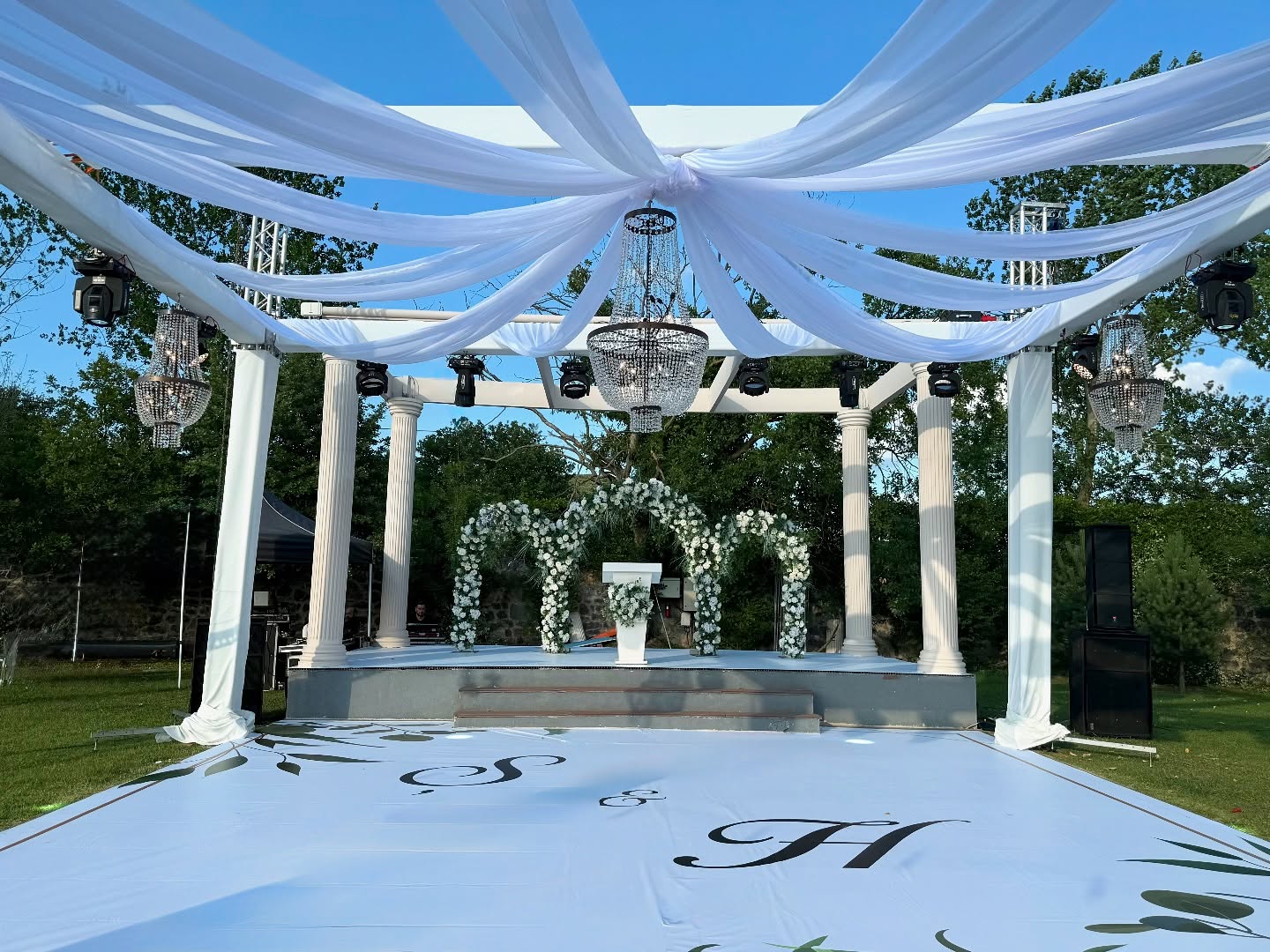 Açık hava bahçe düğünü nikâh alanı çiçek kemerli dekorasyon