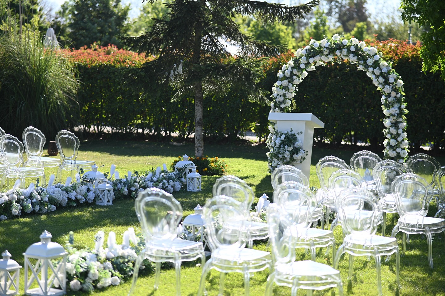 Şeffaf sandalyeli kır düğünü masa düzeni