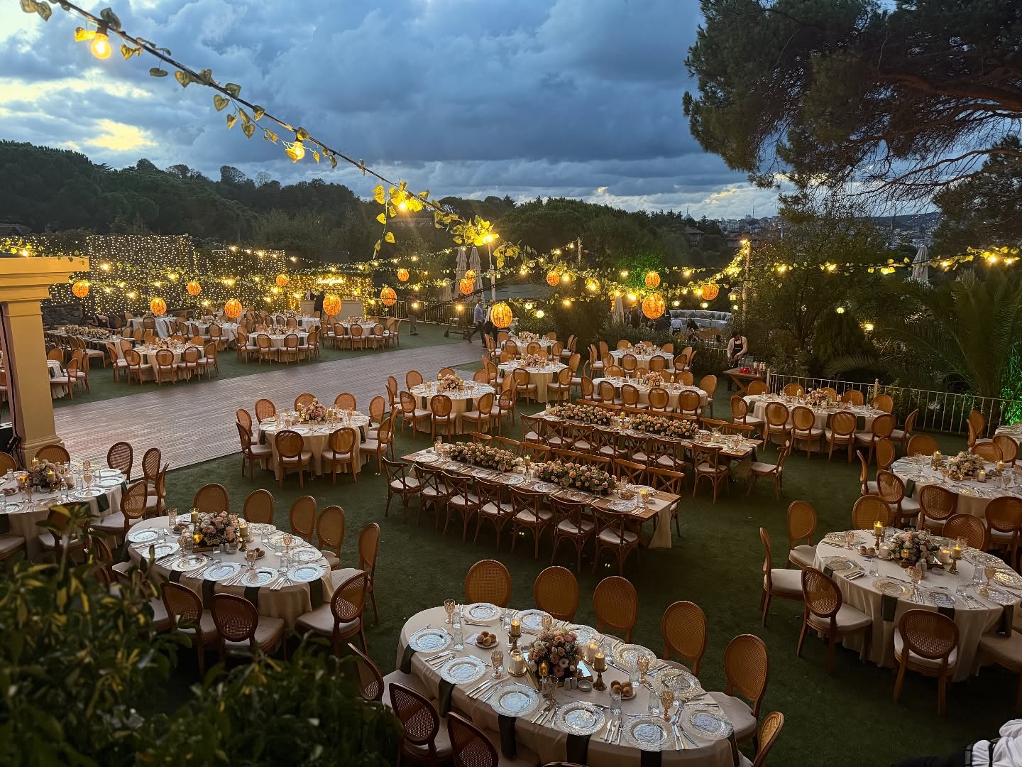 Işık zincirli akşam bahçe düğünü davet alanı