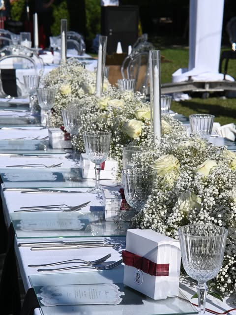 Uzun masa rustik düğün dekorasyonu çiçek aranjmanı