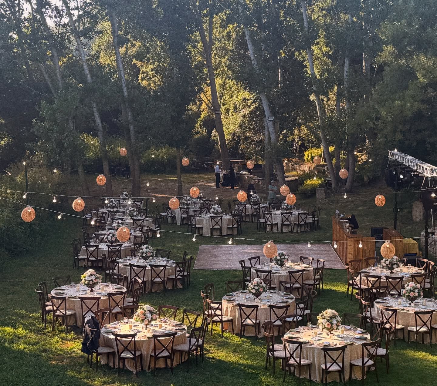 Doğayla iç içe bohem düğün organizasyonu sahneleme