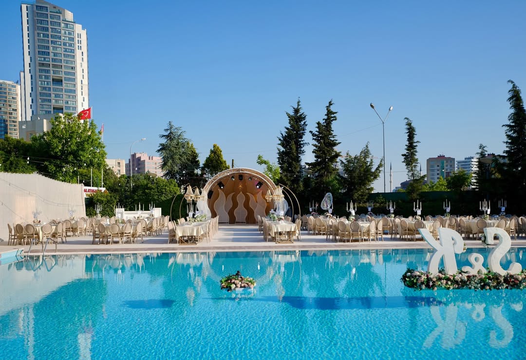 Taç Wedding modern masa düzeni ve şamdan dekorasyonu