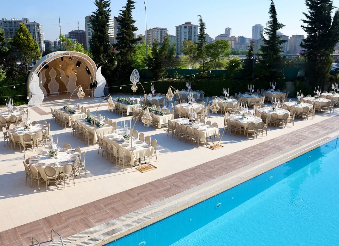 Havuz başı akşam düğünü Taç Wedding ışık ambiyansı