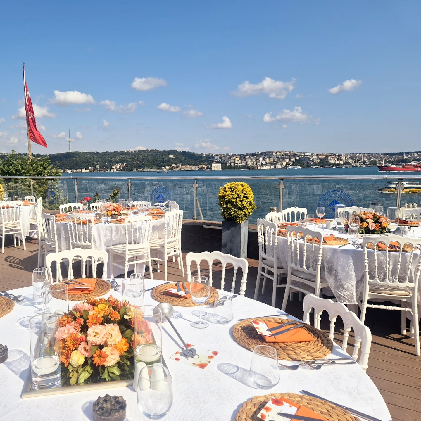 Teras 212 Beşiktaş şık masa dekorasyonu