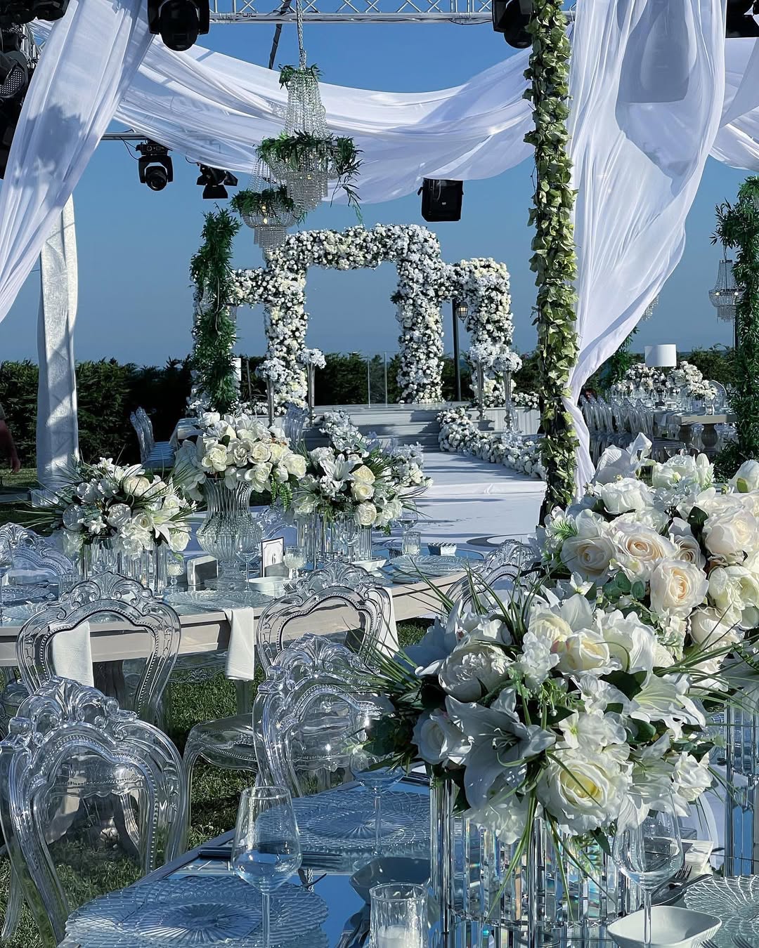 Valide Sultan Yalısı deniz manzaralı düğün alanı ve çiçekli nikah kemeri