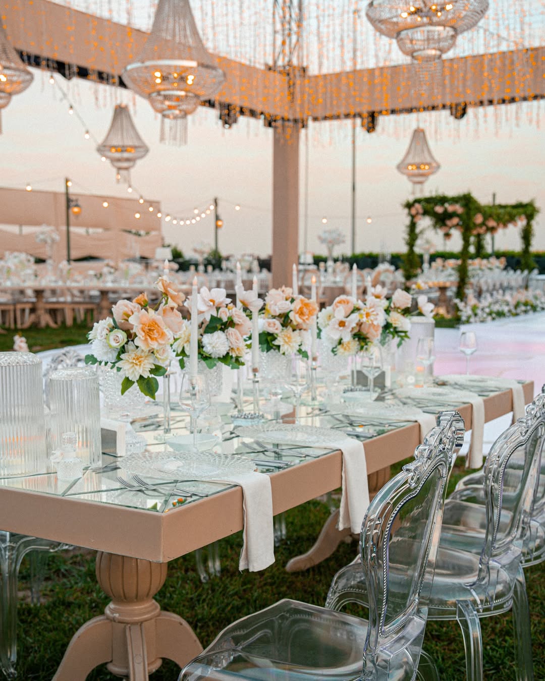 Valide Sultan Yalısı şeffaf sandalyeli şık düğün masa düzeni