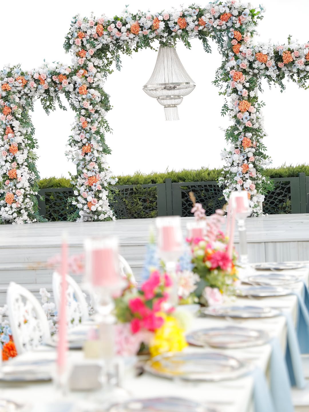 Tarihi atmosferli Valide Sultan Yalısı bohem düğün dekorasyonu