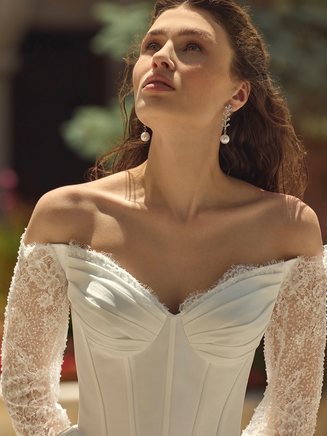 Vip Gelinlik İstanbul dantel kollu düşük omuz A kesim korsaj gelinlik yakın plan
