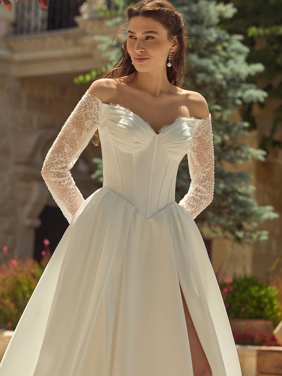 Vip Gelinlik A kesim korsaj gelinlik dantel kol ve yırtmaç detaylı dış çekim