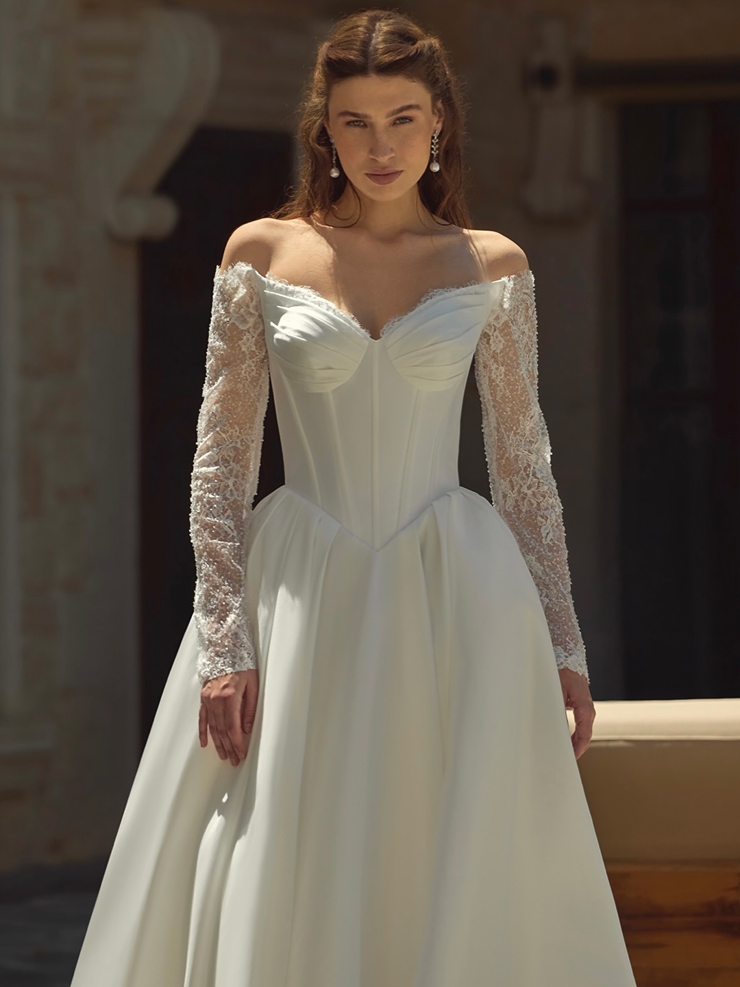 Vip Gelinlik dantel kollu korsaj gelinlik önden görünüm modern romantik tasarım